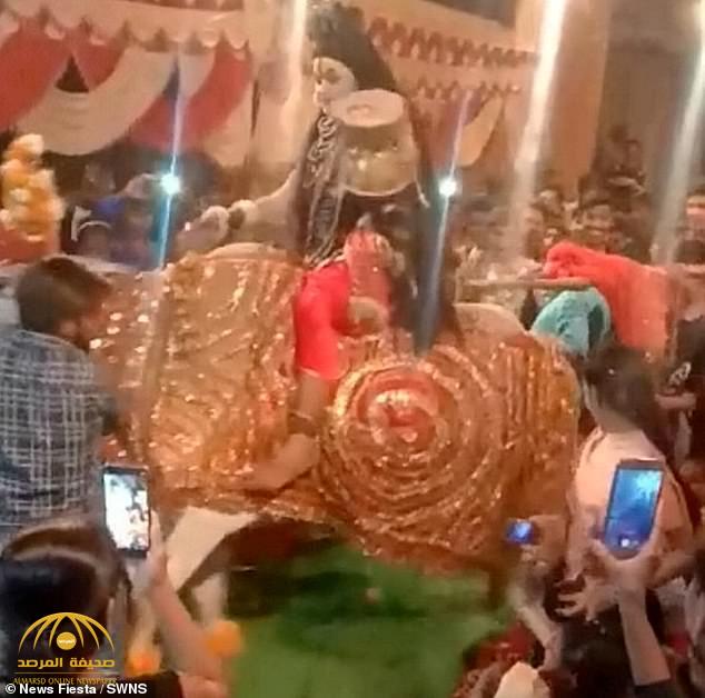 فيديو : مشهد صادم.. ثور ضخم يدهس طفلة خلال احتفال ديني بالإله الهندوسي "اللورد شيفا" في نيودلهي!