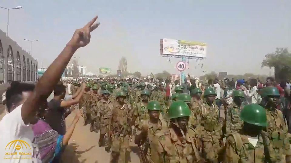 رويترز: آلاف السودانيين يرددون هتاف "سقطت سقطت.. انتصرنا"