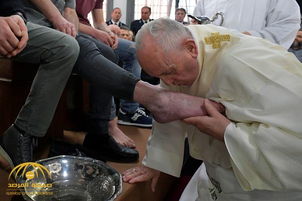 شاهد .. البابا فرنسيس  يغسل ويقبل أقدام سجناء في سجن إيطالي !