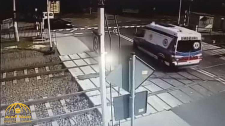 بالفيديو .. كاميرا مراقبة توثق لحظة وقوع حادث مروع لسيارة إسعاف وقفت في وجه "قطار" !