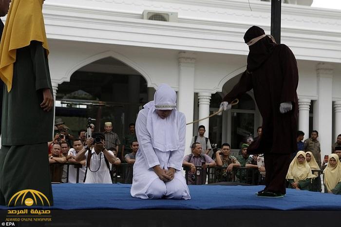 بالصور: جلد فتاة وشاب أمام الملأ بتهمة "الزنا" في إندونيسيا!
