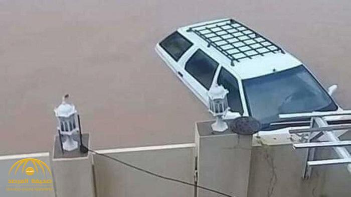 سائق عراقي يقتحم السيول بسيارته لإنقاذ شخصين .. شاهد ماذا حدث!