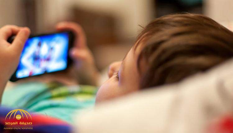 دراسة تحذر من خطورة نظر الأطفال لشاشات الهواتف.. وتكشف تعرضهم لهذه الأمراض