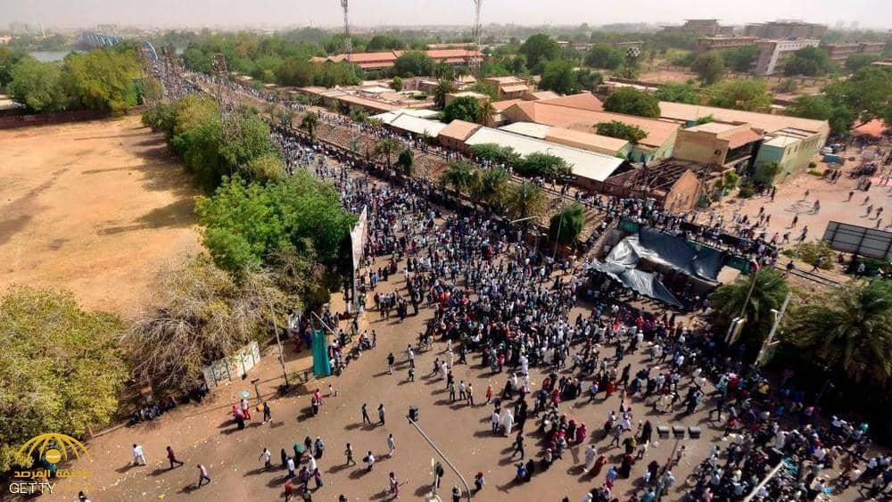 السودان.. المتظاهرون يواصلون الاعتصام لرفض بيان الانقلاب ويعلنون خطة تحرك جديدة