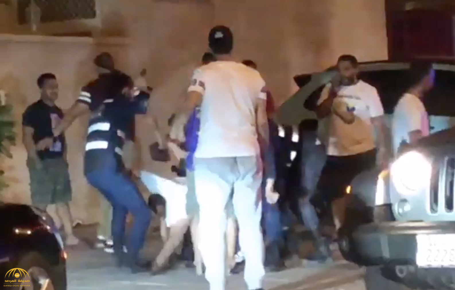 شاهد بالفيديو : مشاجرة بين مجموعة من الشباب ورجال أمن بالكويت!