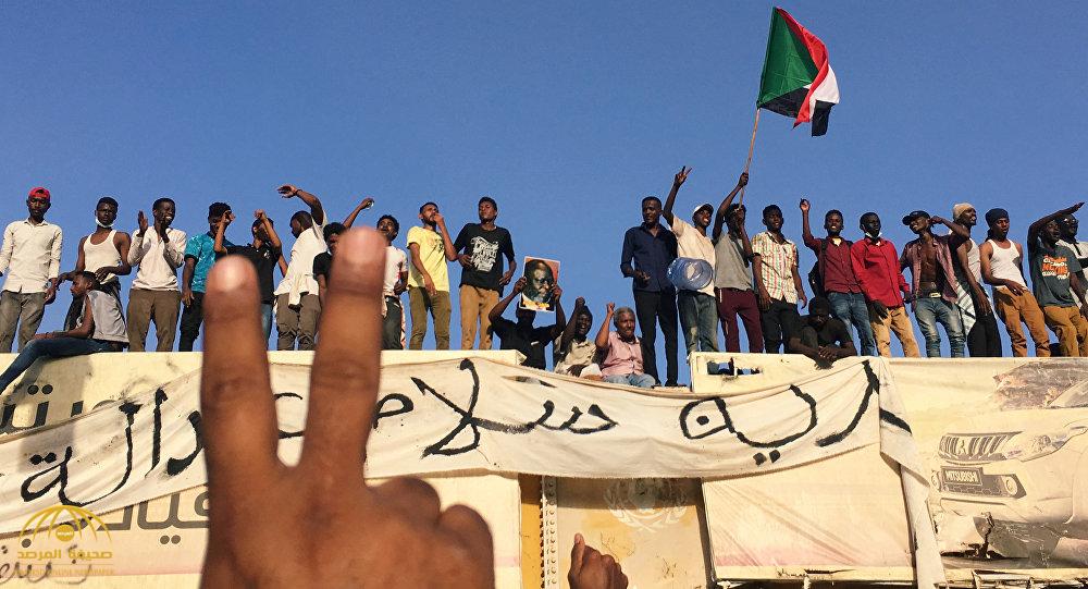 السودان.. ضباط بالجيش يسيطرون على مبنى الإذاعة والتليفزيون لإلقاء بيان