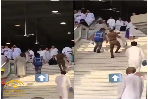 بالفيديو .. رجل أمن سعودي  يحمل مُسن عجز عن صعود الدرج داخل  المسجد الحرام