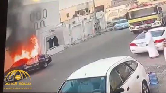 بالفيديو: اشتعال النيران في سيارة متوقفة .. وصاحبها يكشف عن السبب!