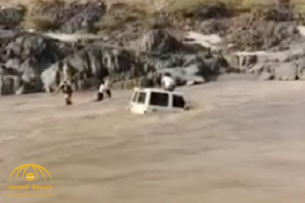 شاهد: لحظة إنقاذ شابان لـ"مواطن" من الغرق بعدما احتجزته السيول داخل مركبته في الريث