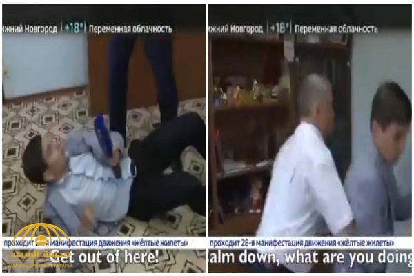 شاهد .. مسؤول روسي يعتدي على صحفي بالضرب داخل مكتبه