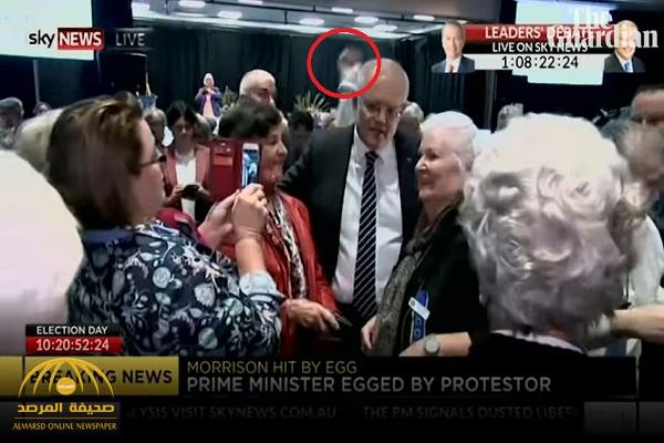 شاهد .. فتاة تفاجئ رئيس وزراء أستراليا وتعتدي عليه من الخلف!