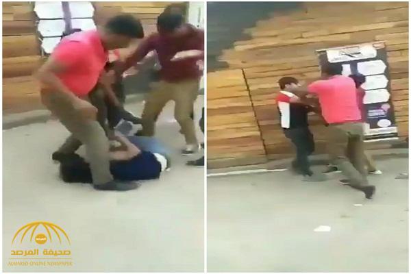 ضرب وسحل من الشعر.. شاهد: رجال يعتدون على امرأة وسط شارع عام في الهند