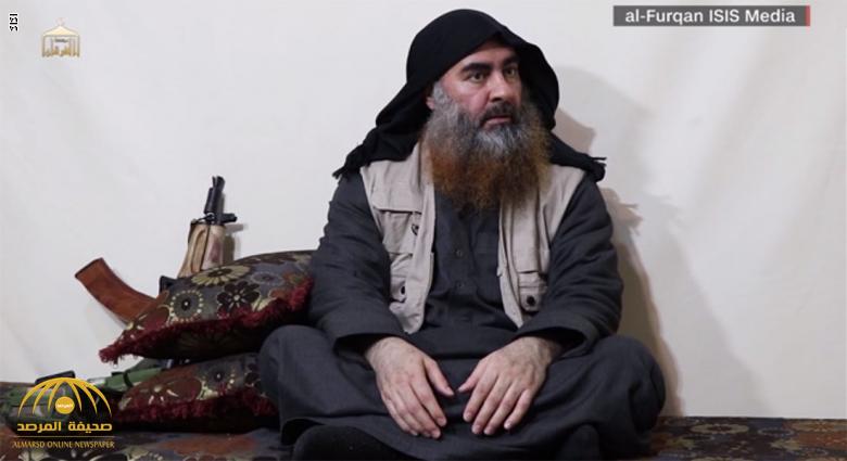 محللة تكشف عن أسرار  لباس وطريقة جلوس زعيم داعش البغدادي!