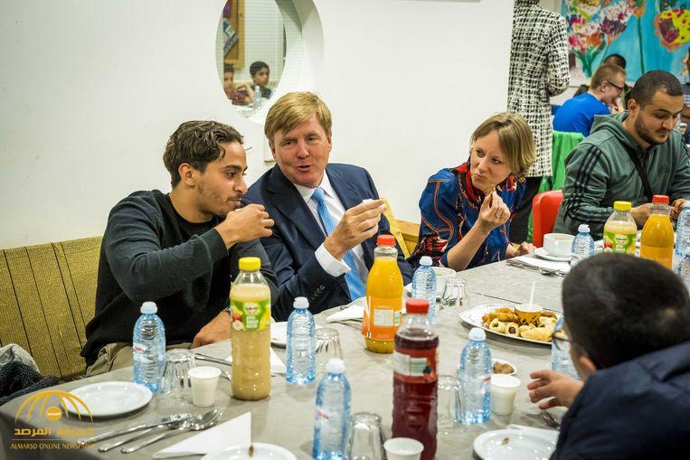 شاهد..ملك هولندا يفاجئ مهاجرين مسلمين على مأدبة إفطار