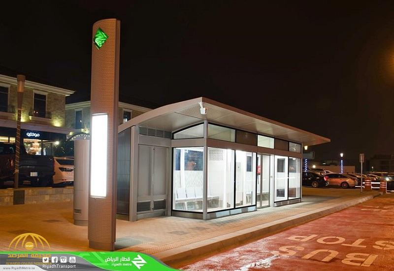 وصول 319 حافلة .. شاهد بالصور : تركيب محطات حافلات الرياض تمهيداً للانطلاق التجريبي
