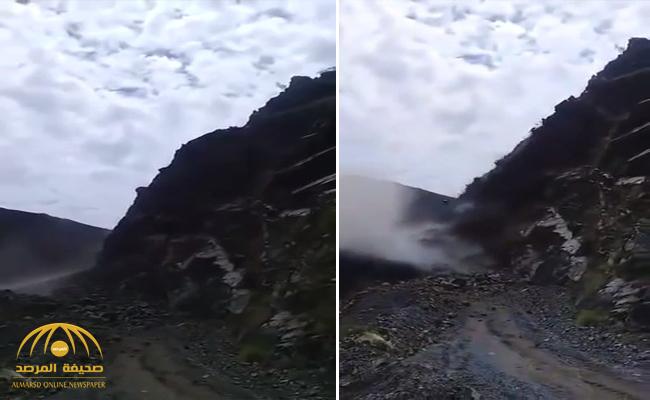 بالفيديو .. لحظة حدوث انهيار صخري ضخم على طريق جبل القهر وإغلاقه