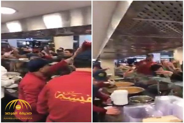 شاهد: ازدحام وتدافع ضخم داخل محل حلويات في الكويت