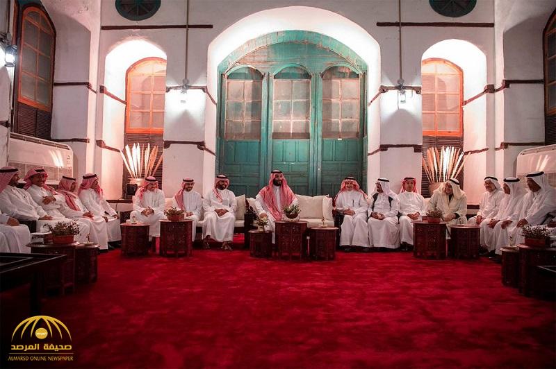 بالصور :  ولي العهد يلتقي مجموعة من المثقفين السعوديين