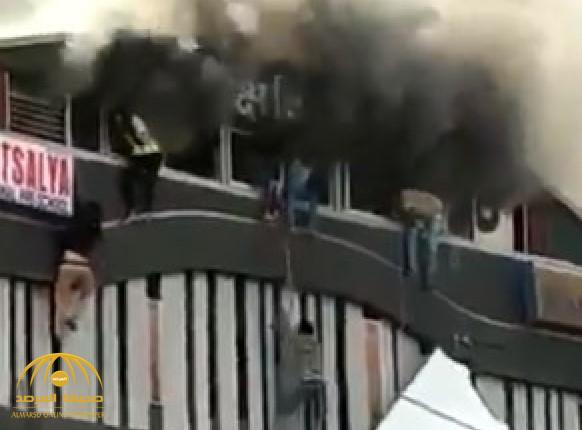 في مشهد مرعب.. طلاب هنود يلقون أنفسهم من الدور الثالث هربًا من حريق ضخم والناس تصرخ في الشارع (فيديو)