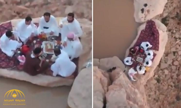 لقطات تحبس الأنفاس.. شاهد: إفطار رمضاني على حافة جبال طويق في مكان يصعب الوصول إليه