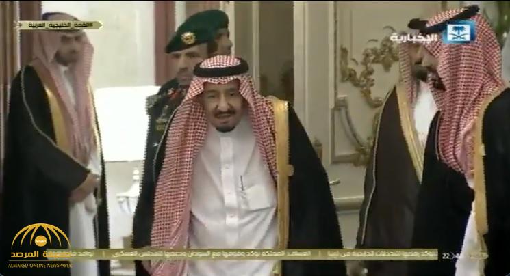 شاهد .. لحظة وصول خادم الحرمين إلى قصر الصفا لاستقبال قادة الدول الخليجية والعربية
