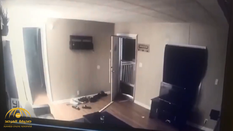 فيديو: عصابة تقتحم منزل أمريكي لسرقته .. فكانت المفاجأة تنتظرهم في الداخل .. شاهد ردة فعلهم!