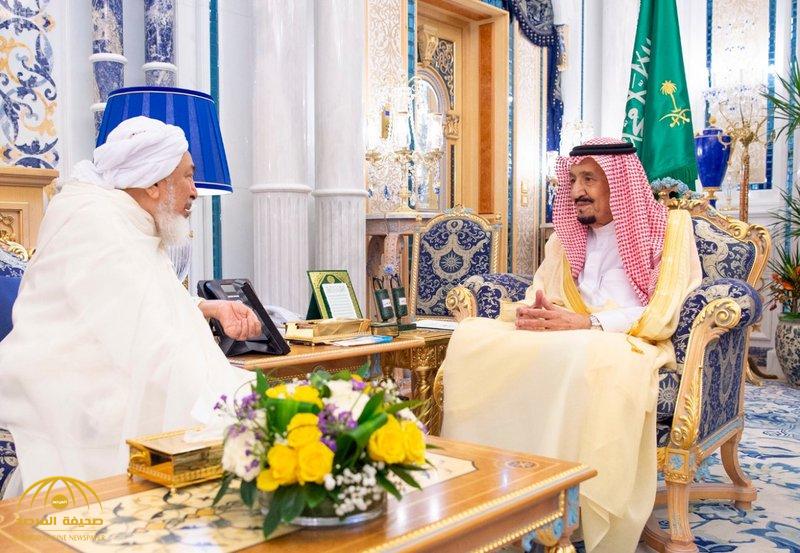 بالصور.. الملك سلمان يستقبل رئيس مجلس الإفتاء بالإمارات في قصر السلام