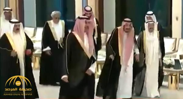 شاهد .. ردة فعل ولي العهد عندما لمح رئيس وزراء قطر بجانبه
