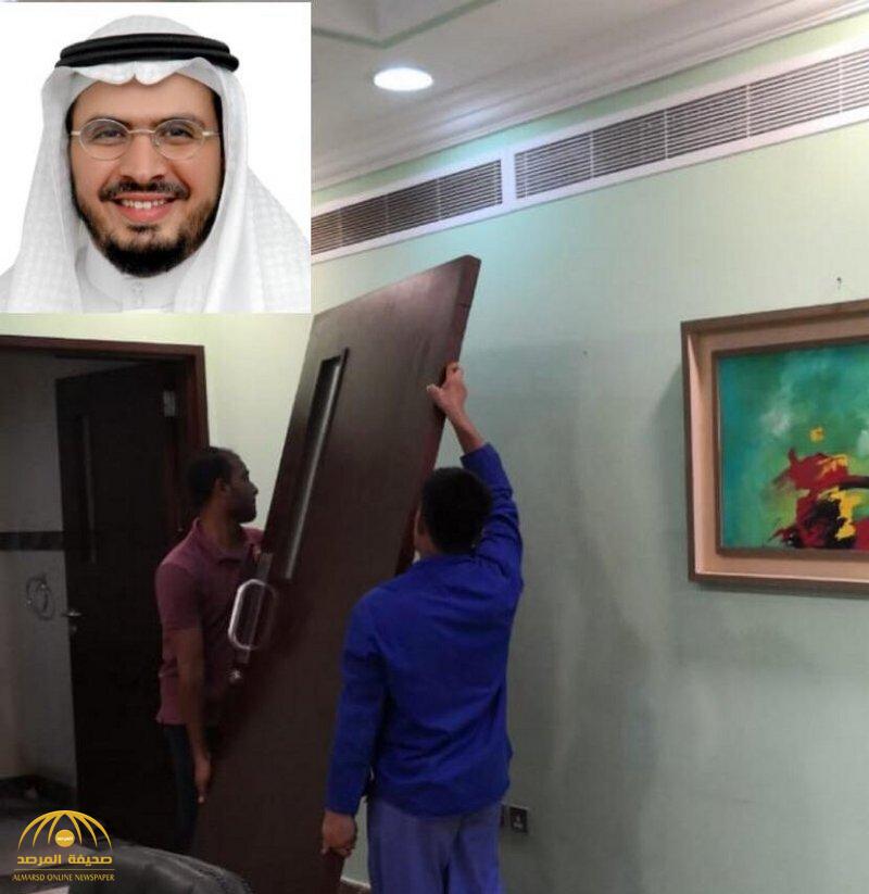 عميد كلية بمحافظة القنفذة يطبق سياسة  “الباب المفتوح” ويخلع باب مكتبه!