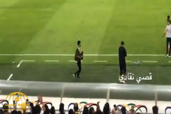 شاهد.. مشجع اتحادي يقتحم أرضية الملعب خلال مباراة الاتحاد والفتح ويقوم بهذا الأمر!