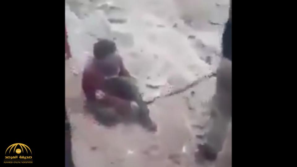 بالفيديو : سحل  "سوري" بحبل مربوط في سيارة من قبل مسلحين يحملون علم تركيا