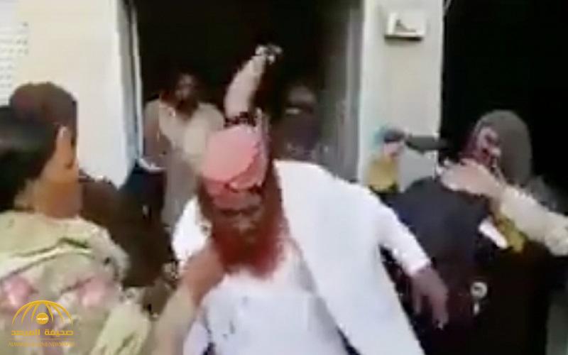 شاهد ..نساء يضربن  واعظ  باكستاني تحرش"ببناتهن" خلال جلسة لتحفيظ القرآن