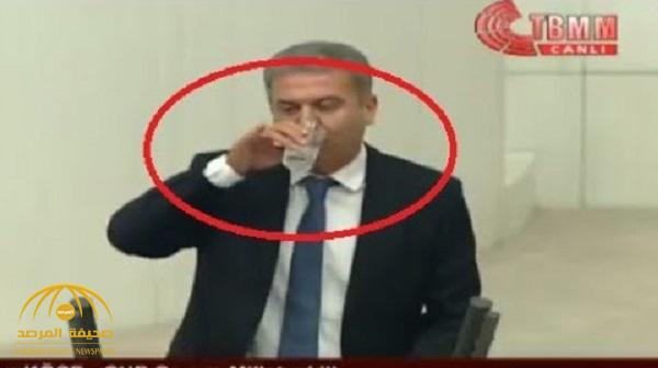 بالفيديو .. نائب تركي يشرب الماء في نهار رمضان ... وآخر: لا نريد تركيا مسلمة