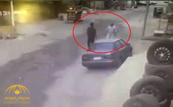 بالفيديو : مصري يذبح زميله أمام المارة في الشارع .. وسبب غريب  وراء الجريمة !