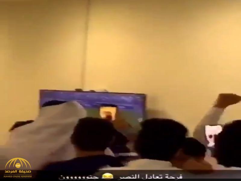 شاهد.. ردة فعل جماهير نادي الهلال بعد تسجيل الباطن هدف التعادل في النصر!