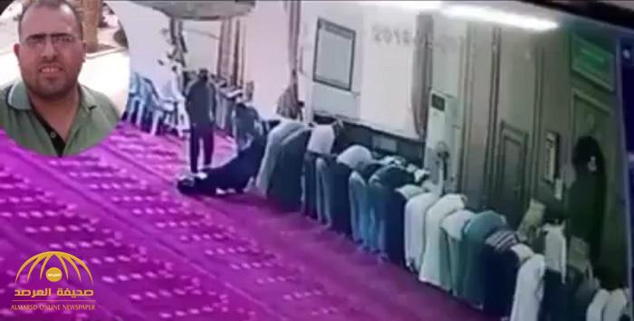 شاهد .. الموت يفاجئ  شاب "عريس"  أثناء الصلاة داخل مسجد في الأردن
