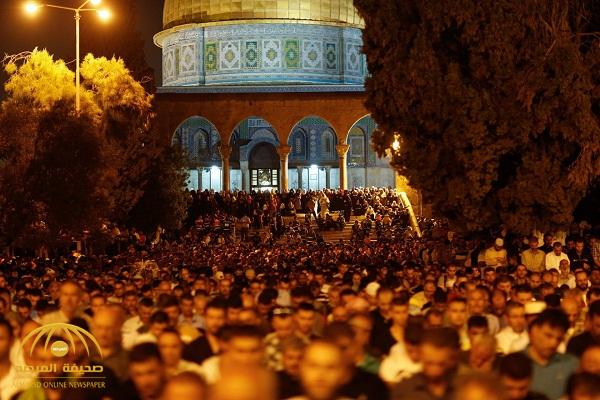شاهد بالصور: أكثر من 400 ألف مسلم يحيون ليلة القدر في المسجد الأقصى