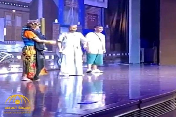 شاهد: الفنان الكويتي طارق العلي يرد على مهاجمي المملكة من فوق خشبة المسرح .. والجمهور يتفاعل