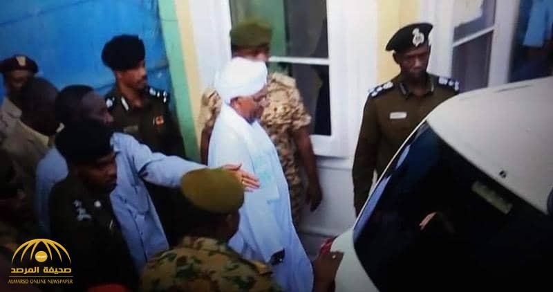شاهد بالصور والفيديو : أول ظهور لـ"البشير" منذ الإطاحة به من الحكم في السودان
