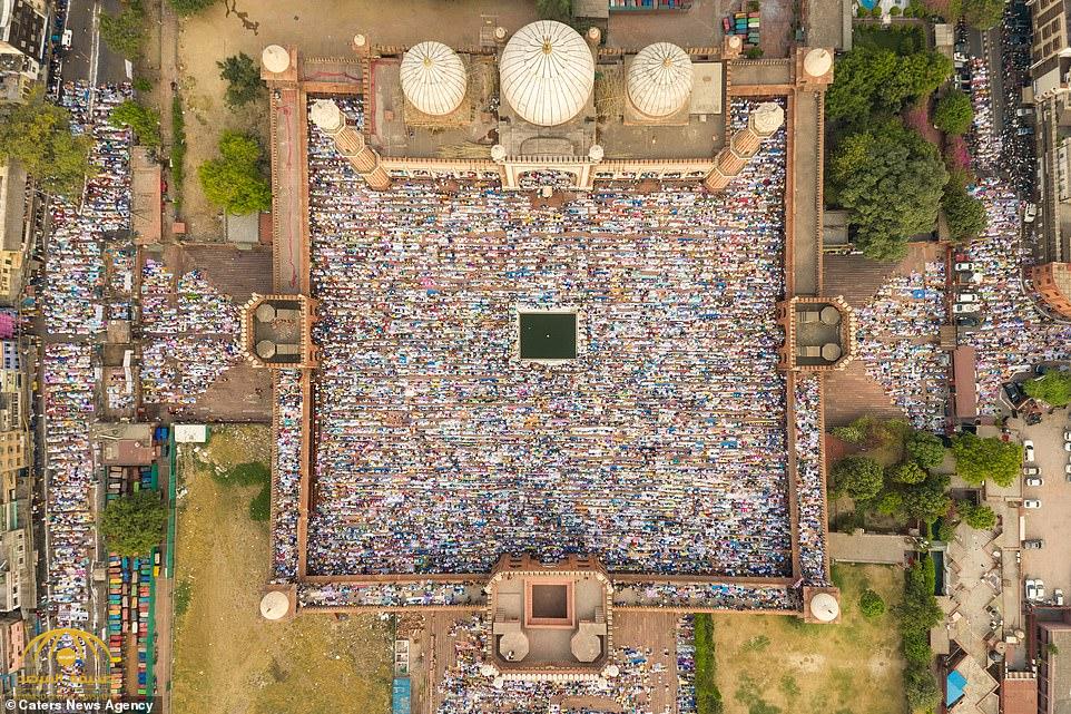 شاهد.. صور مثيرة لمظاهر احتفال مسلمي الهند بعيد الفطر في أكبر مساجد نيو ديلهي