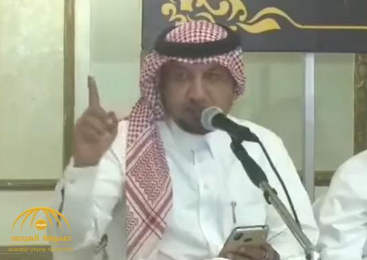 شاهد.. شاعر سعودي يلقي قصيدة بالإنجليزية ترحيبًا بالقنصل الأمريكي في المملكة لحضوره حفل زواج