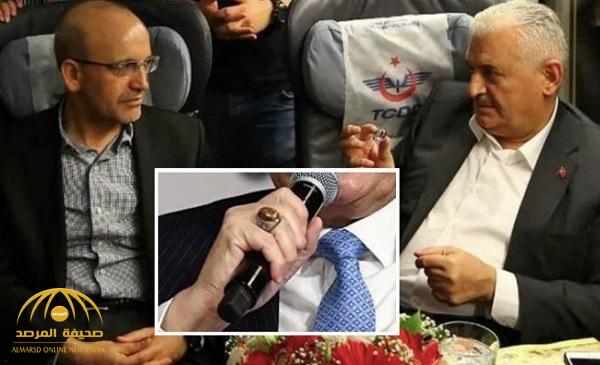 بالصور.. رئيس الوزراء التركي السابق يعترف على نفسه  أن الخاتم الذي يرتديه في إصبعه مقتلع من مقام إبراهيم!