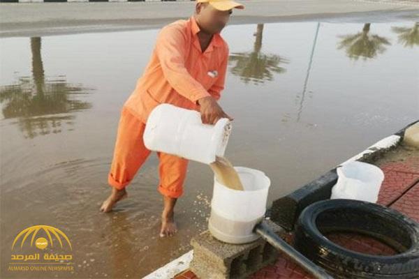 بالصور.. شاهد: كيف تصرف العمال للتخلص من مياه الأمطار بعد غياب المعدات في الشقيق