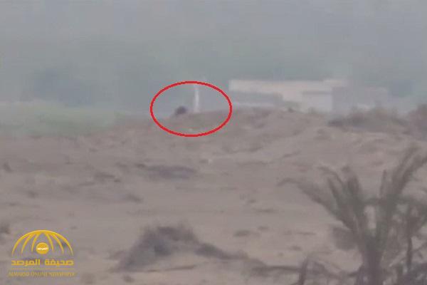 شاهد .. لحظة قتل قناص حوثي كان يستهدف المدنيين في الجاح اليمنية
