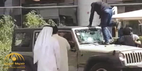 بالفيديو .. شاب سعودي وامرأتان يعتدون على فتاة كويتية ويهشمون سيارتها بالكويت