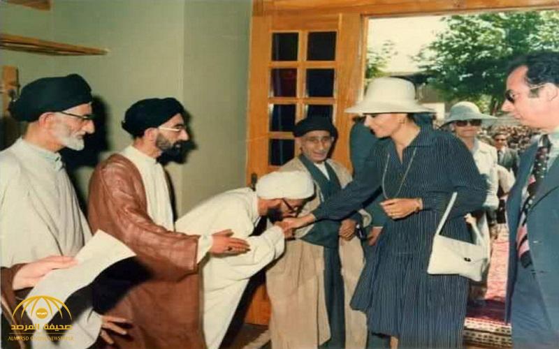 شاهد .. صورة قديمة متداولة لـ"خامنئي" ينتظر دوره لتقبيل يد زوجة شاه إيران عام 1974
