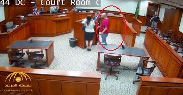 شاهد .. ردة فعل مفاجئة من أمريكي لحظة الحكم عليه داخل قاعة المحكمة !