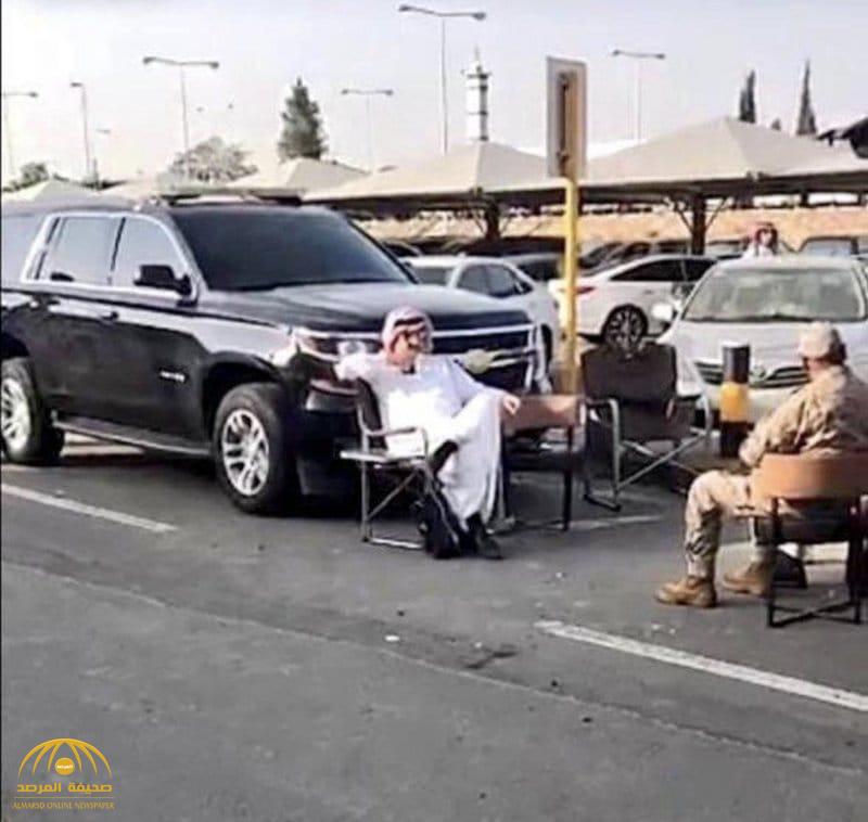 ماذا تعني «اتكاءات» أمير عسير في هذه الصورة أمام مطار أبها بعد الهجوم الحوثي؟