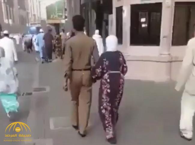 شاهد ردة فعل رجل أمن سعودي عندما رأى مُسنه بدون حذاء بالقرب من الحرم المكي