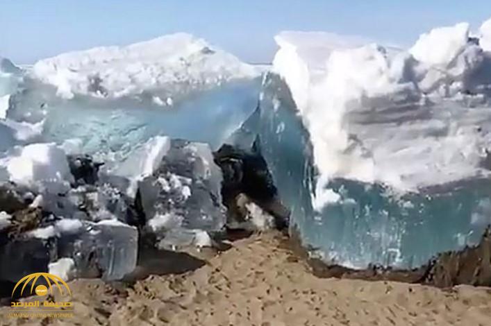 كأنه وحش يزحف على الرمال.. شاهد: "تسونامي جليدي" يضرب شواطئ سيبريا في روسيا